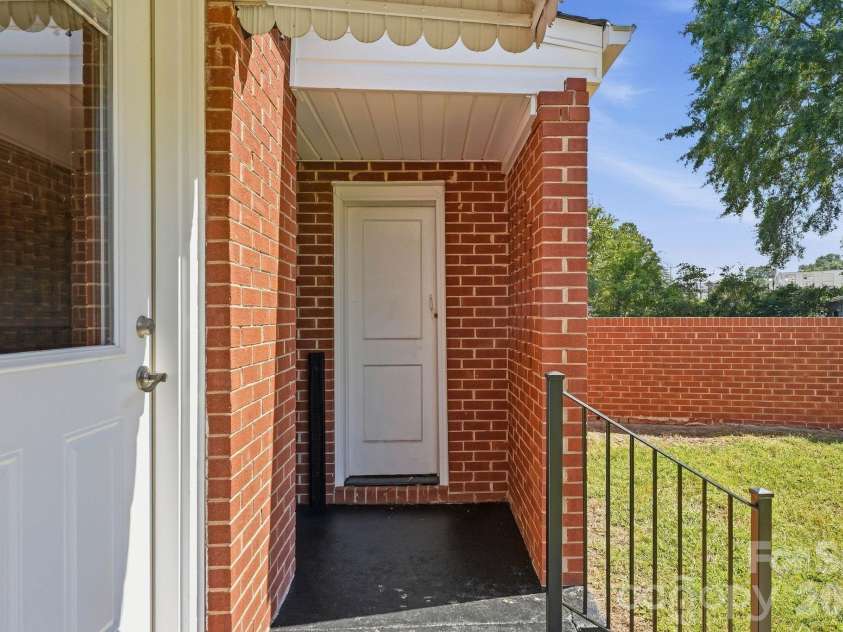 517 Battleground Road, Lincolnton, NC 28092.  MLS# CAR4425854, YatesRealty ID 51409. 