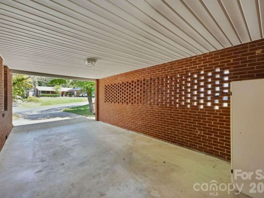 517 Battleground Road, Lincolnton, NC 28092.  MLS# CAR4425854, YatesRealty ID 51409. 