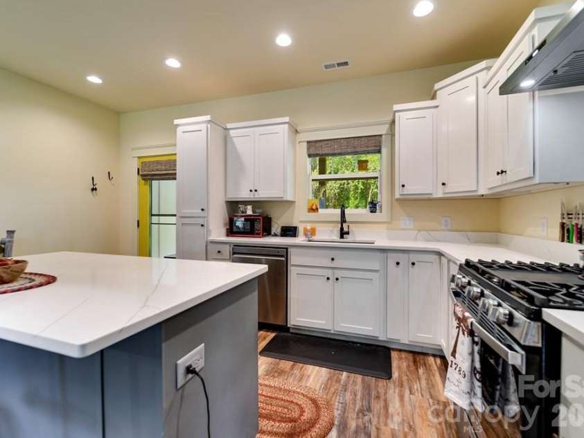 190 FORT HEMBREE Road, Hayesville, NC 28904.  MLS# CAR4425905, YatesRealty ID 51411. 