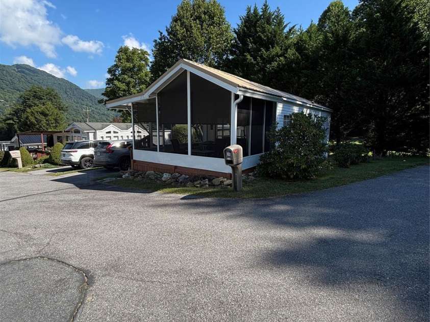 27 Levi Drive, Maggie Valley, NC 28751.  MLS# CAR4425925, YatesRealty ID 51419. 