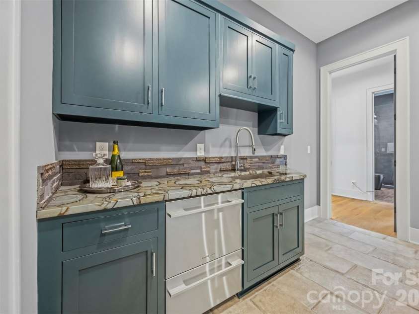 3416 Windsor Drive, Charlotte, NC 28209.  MLS# CAR4425601, YatesRealty ID 51422. 