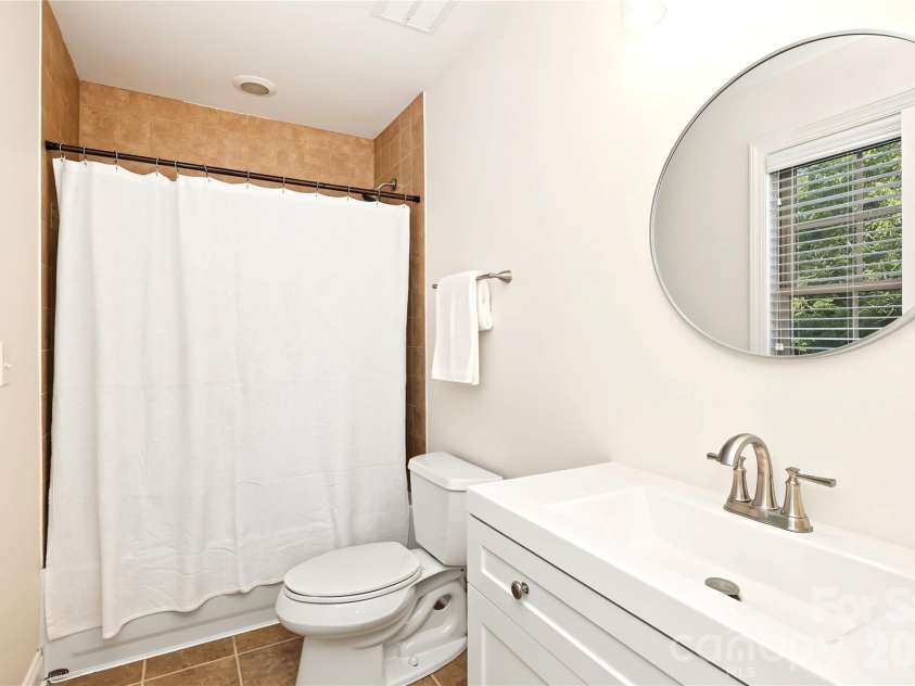 4934 Spalding Place, Charlotte, NC 28226.  MLS# CAR4423494, YatesRealty ID 51423. Bath