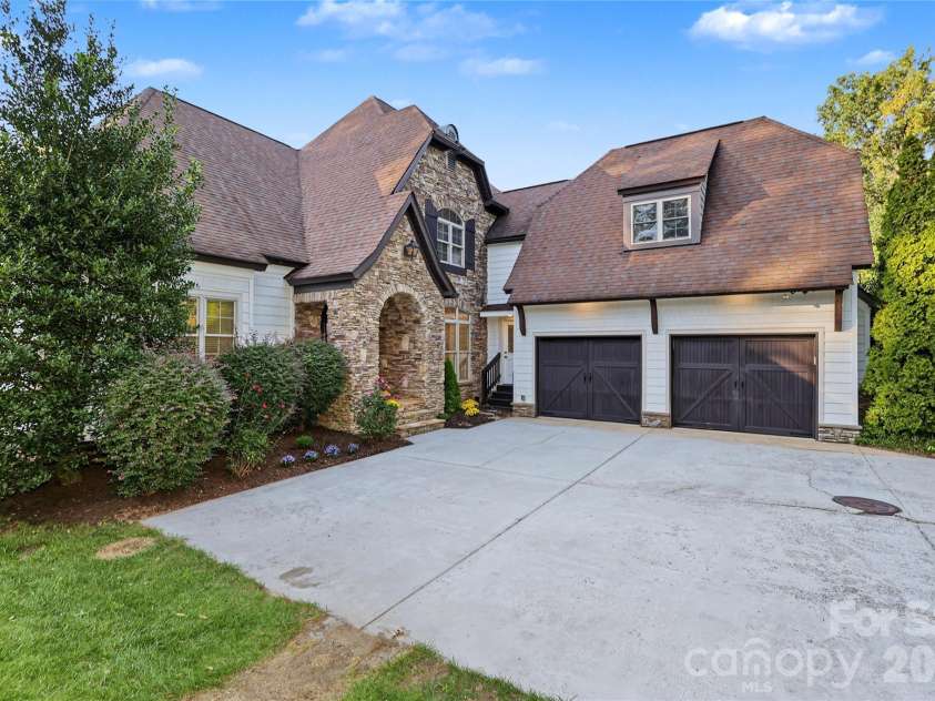 4934 Spalding Place, Charlotte, NC 28226.  MLS# CAR4423494, YatesRealty ID 51423. Convenient attached 2 car garage