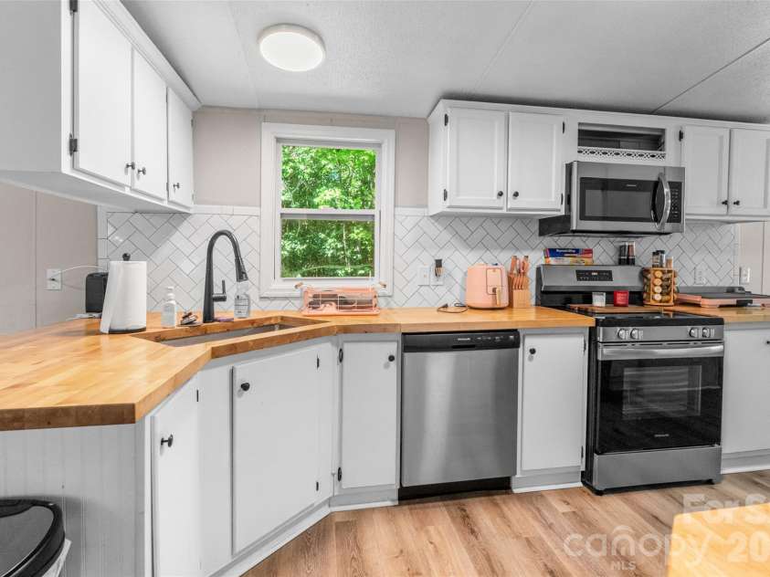 4756 Sierra Drive, Maiden, NC 28650.  MLS# CAR4423564, YatesRealty ID 51426. 