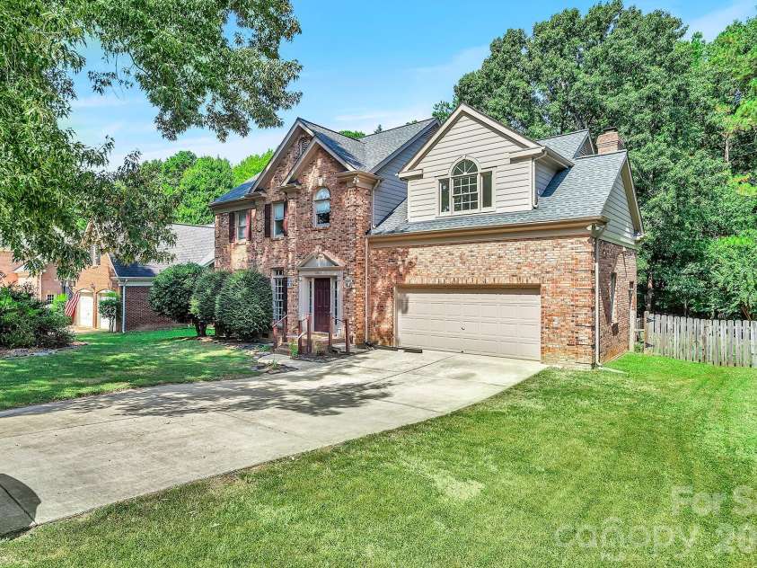 5016 Hickory Lake Lane, Matthews, NC 28105.  MLS# CAR4424293, YatesRealty ID 51427. 