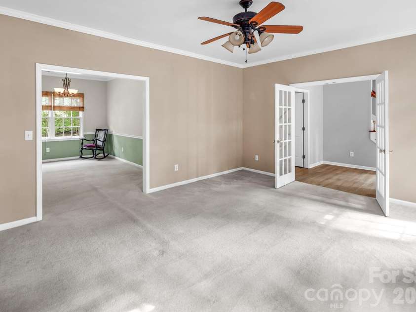 5016 Hickory Lake Lane, Matthews, NC 28105.  MLS# CAR4424293, YatesRealty ID 51427. 