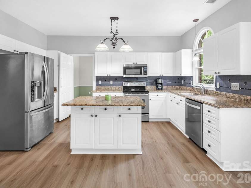 5016 Hickory Lake Lane, Matthews, NC 28105.  MLS# CAR4424293, YatesRealty ID 51427. 