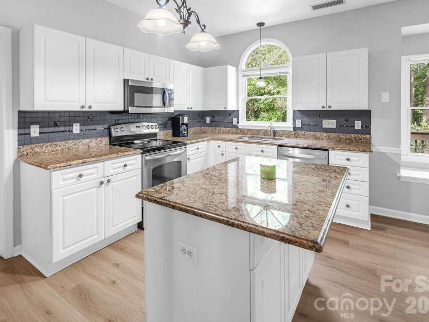 5016 Hickory Lake Lane, Matthews, NC 28105.  MLS# CAR4424293, YatesRealty ID 51427. 