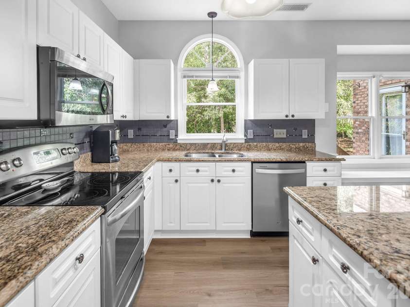5016 Hickory Lake Lane, Matthews, NC 28105.  MLS# CAR4424293, YatesRealty ID 51427. 