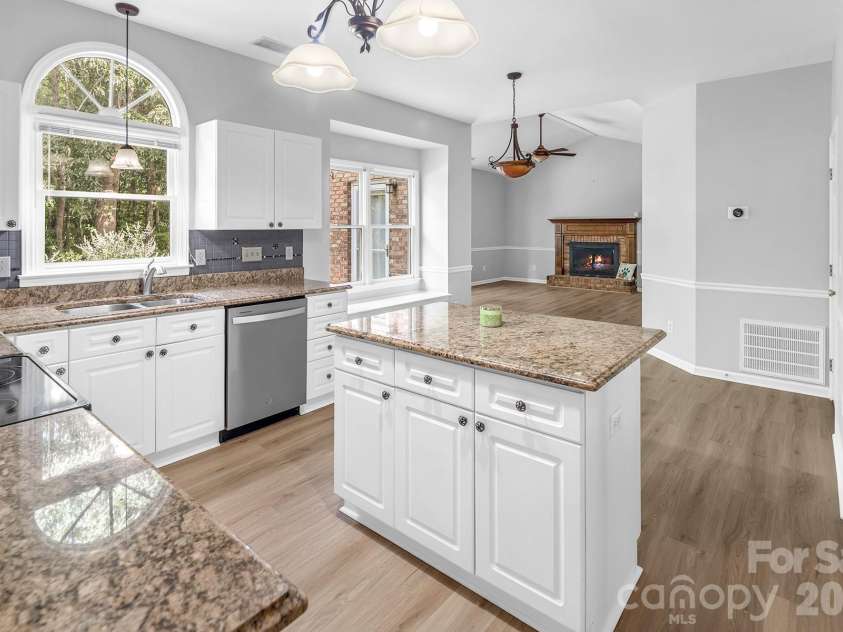 5016 Hickory Lake Lane, Matthews, NC 28105.  MLS# CAR4424293, YatesRealty ID 51427. 