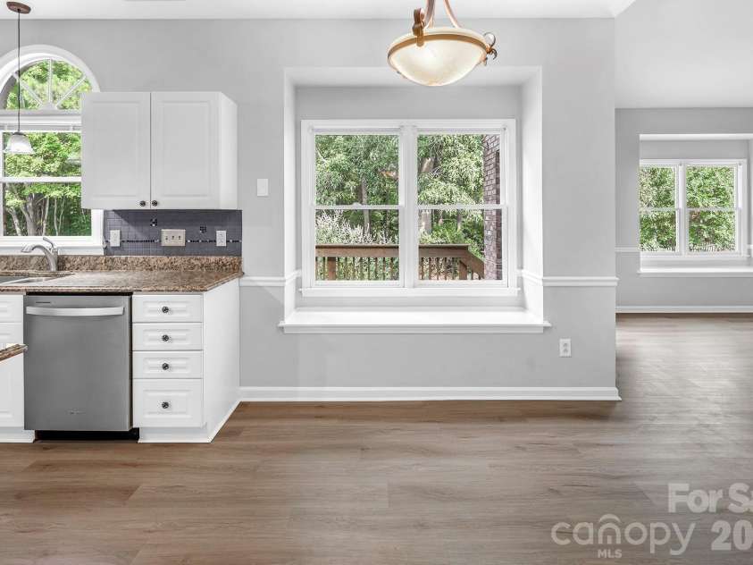 5016 Hickory Lake Lane, Matthews, NC 28105.  MLS# CAR4424293, YatesRealty ID 51427. 