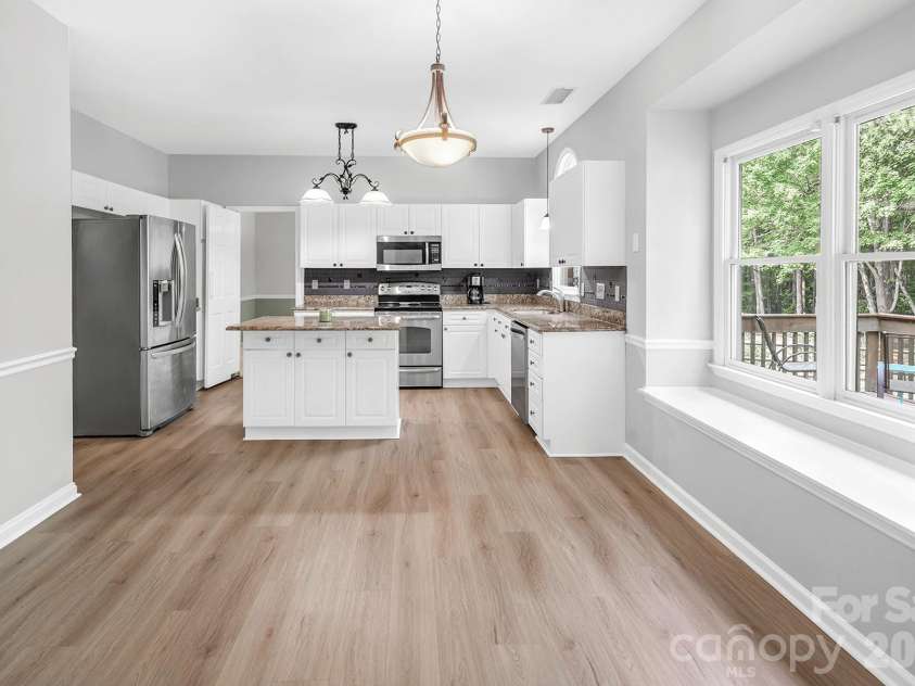 5016 Hickory Lake Lane, Matthews, NC 28105.  MLS# CAR4424293, YatesRealty ID 51427. 