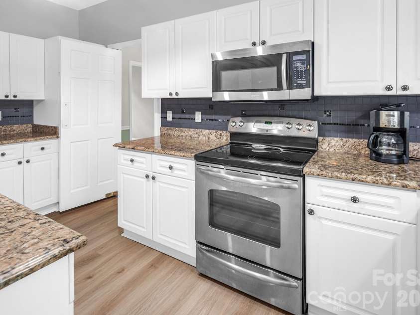 5016 Hickory Lake Lane, Matthews, NC 28105.  MLS# CAR4424293, YatesRealty ID 51427. 