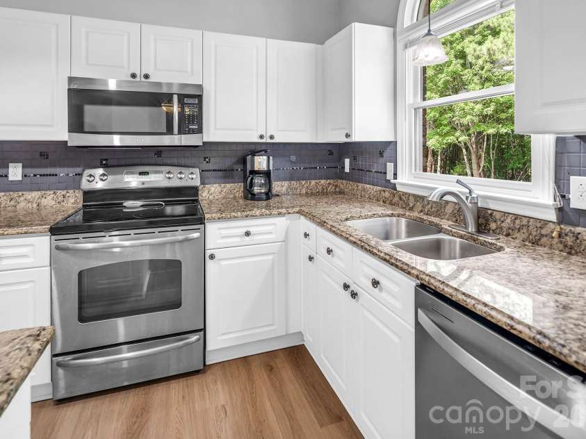 5016 Hickory Lake Lane, Matthews, NC 28105.  MLS# CAR4424293, YatesRealty ID 51427. 