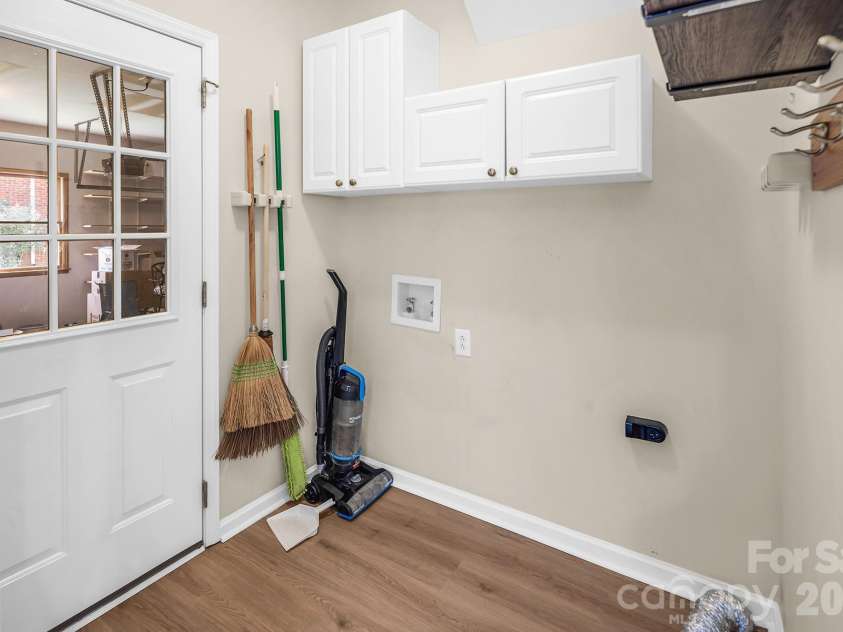 5016 Hickory Lake Lane, Matthews, NC 28105.  MLS# CAR4424293, YatesRealty ID 51427. 
