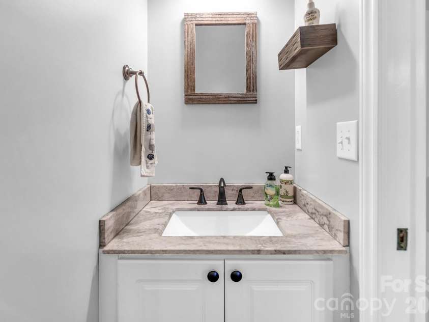 5016 Hickory Lake Lane, Matthews, NC 28105.  MLS# CAR4424293, YatesRealty ID 51427. 