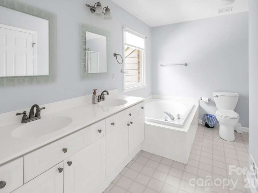 5016 Hickory Lake Lane, Matthews, NC 28105.  MLS# CAR4424293, YatesRealty ID 51427. 