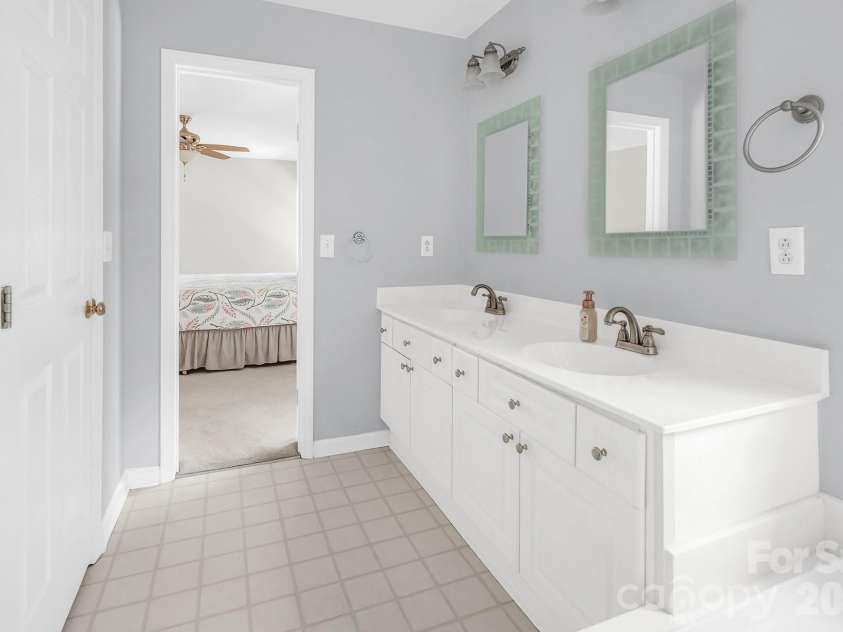 5016 Hickory Lake Lane, Matthews, NC 28105.  MLS# CAR4424293, YatesRealty ID 51427. 