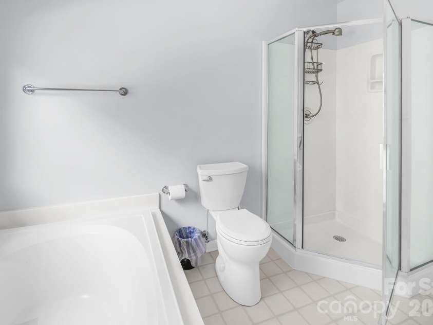 5016 Hickory Lake Lane, Matthews, NC 28105.  MLS# CAR4424293, YatesRealty ID 51427. 
