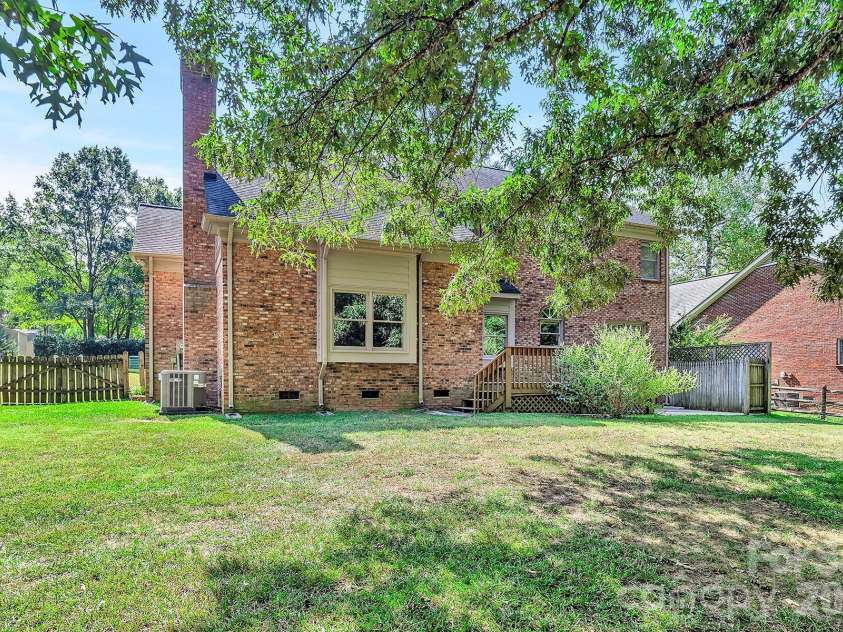 5016 Hickory Lake Lane, Matthews, NC 28105.  MLS# CAR4424293, YatesRealty ID 51427. 
