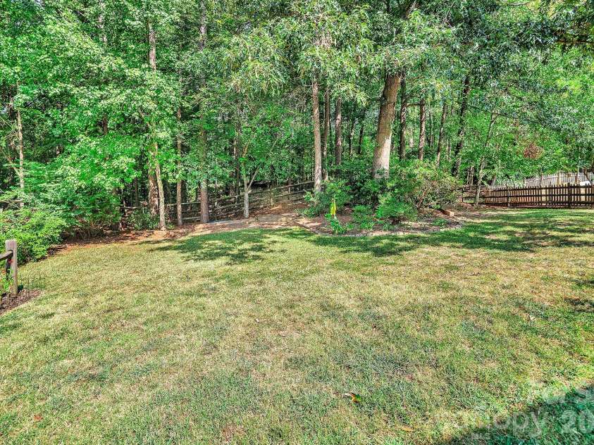 5016 Hickory Lake Lane, Matthews, NC 28105.  MLS# CAR4424293, YatesRealty ID 51427. 