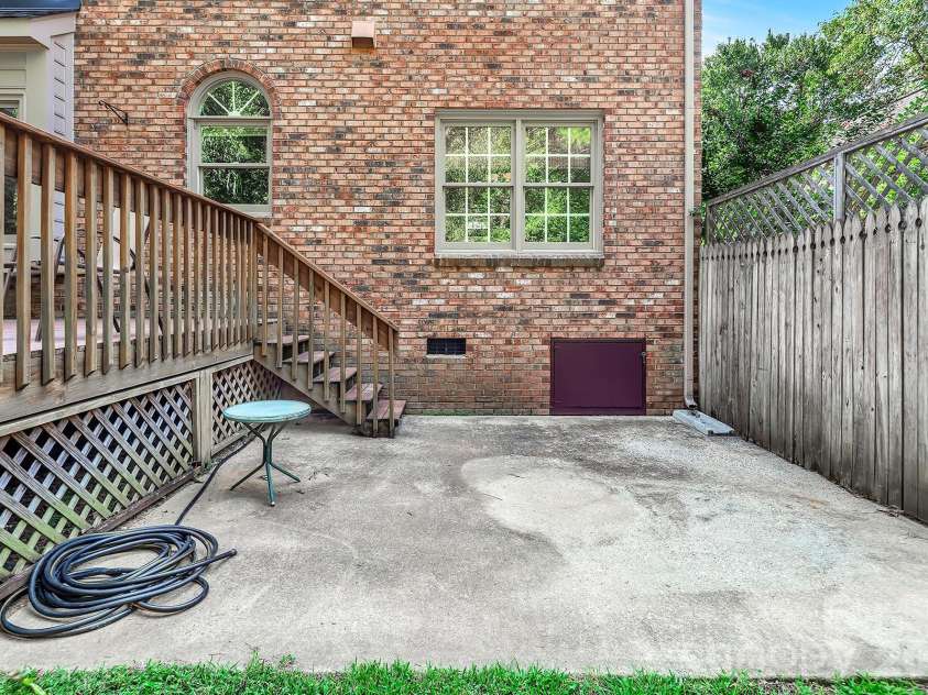 5016 Hickory Lake Lane, Matthews, NC 28105.  MLS# CAR4424293, YatesRealty ID 51427. 