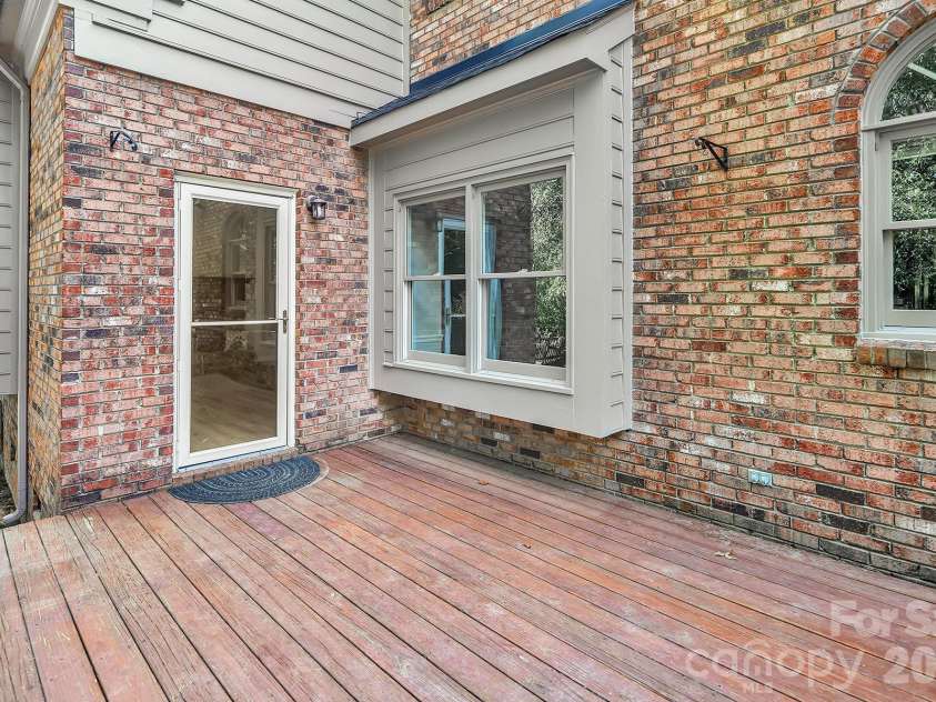 5016 Hickory Lake Lane, Matthews, NC 28105.  MLS# CAR4424293, YatesRealty ID 51427. 