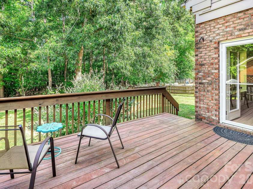 5016 Hickory Lake Lane, Matthews, NC 28105.  MLS# CAR4424293, YatesRealty ID 51427. 