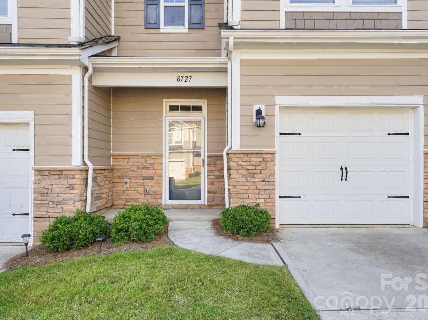 8727 Harris Lake Lane, Charlotte, NC 28269.  MLS# CAR4425523, YatesRealty ID 51428. 