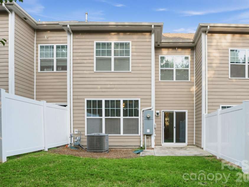 8727 Harris Lake Lane, Charlotte, NC 28269.  MLS# CAR4425523, YatesRealty ID 51428. 