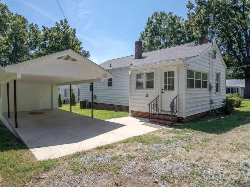 513 Arlington Avenue, Albemarle, NC 28001.  MLS# CAR4424465, YatesRealty ID 51429. 