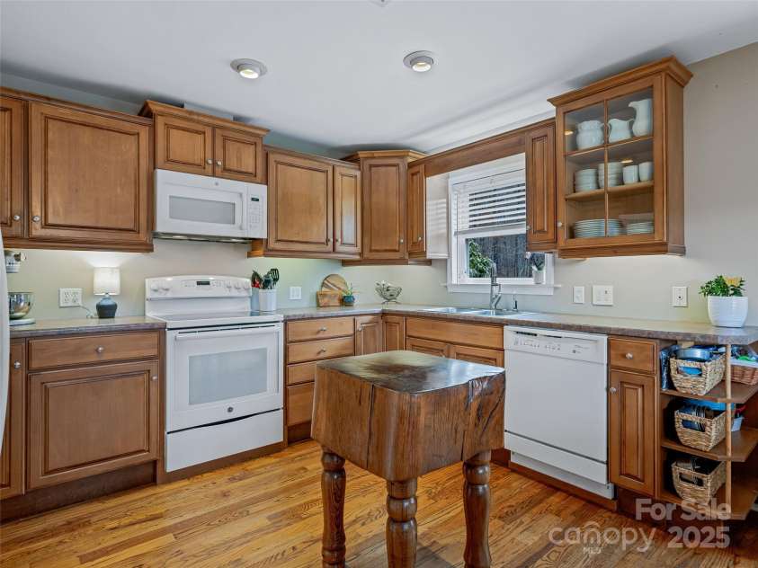 607 Blueberry Drive, Burnsville, NC 28714.  MLS# CAR4230648, YatesRealty ID 5143. 