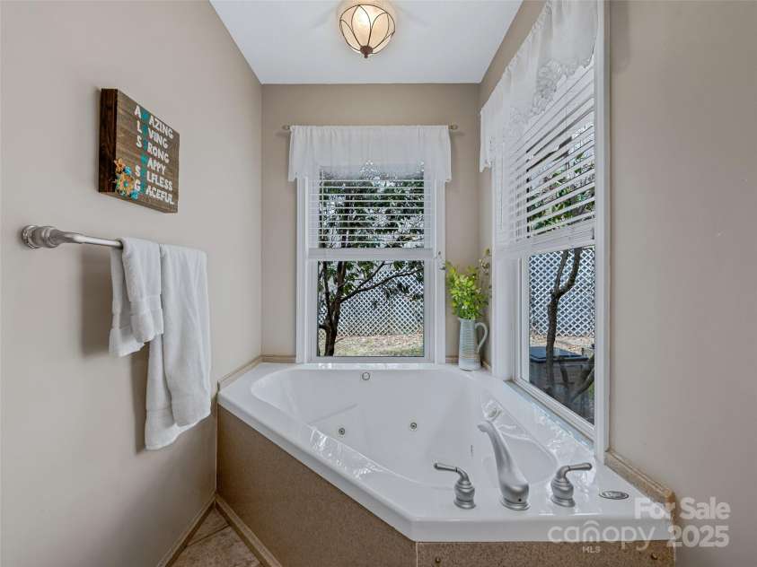 607 Blueberry Drive, Burnsville, NC 28714.  MLS# CAR4230648, YatesRealty ID 5143. 