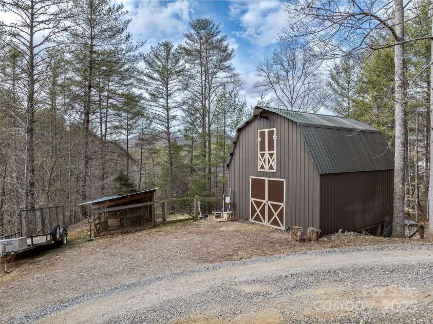 607 Blueberry Drive, Burnsville, NC 28714.  MLS# CAR4230648, YatesRealty ID 5143. 