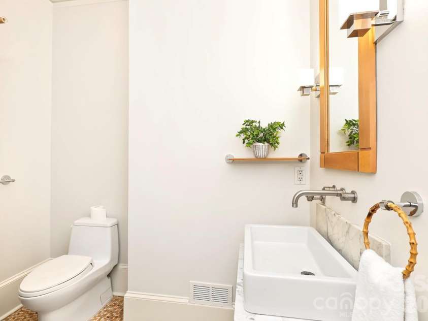 723 Berkeley Avenue, Charlotte, NC 28203.  MLS# CAR4422867, YatesRealty ID 51432. Powder room/full bath