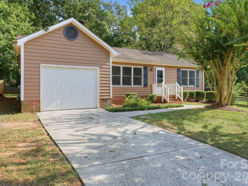 7216 Spring Morning Lane, Charlotte, NC 28227.  MLS# CAR4425538, YatesRealty ID 51433. 