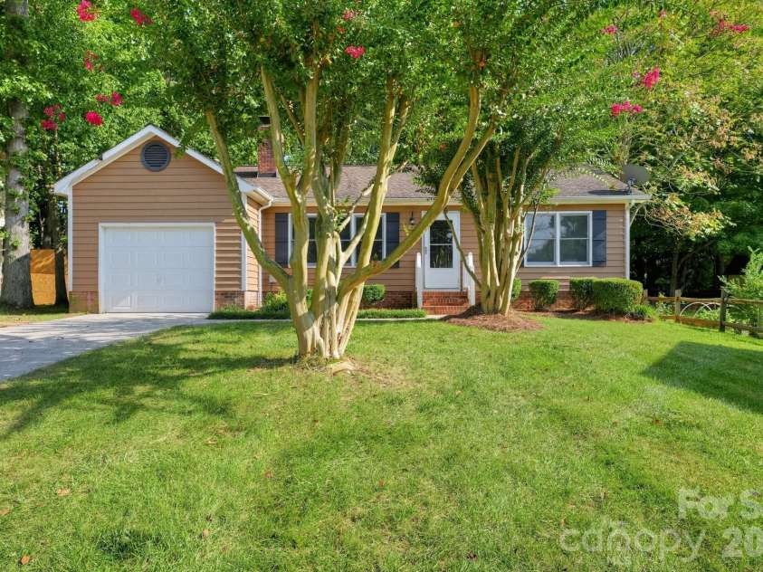 7216 Spring Morning Lane, Charlotte, NC 28227.  MLS# CAR4425538, YatesRealty ID 51433. 