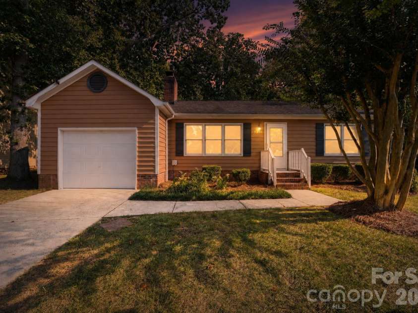 7216 Spring Morning Lane, Charlotte, NC 28227.  MLS# CAR4425538, YatesRealty ID 51433. 