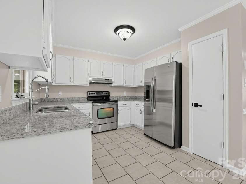 7216 Spring Morning Lane, Charlotte, NC 28227.  MLS# CAR4425538, YatesRealty ID 51433. 