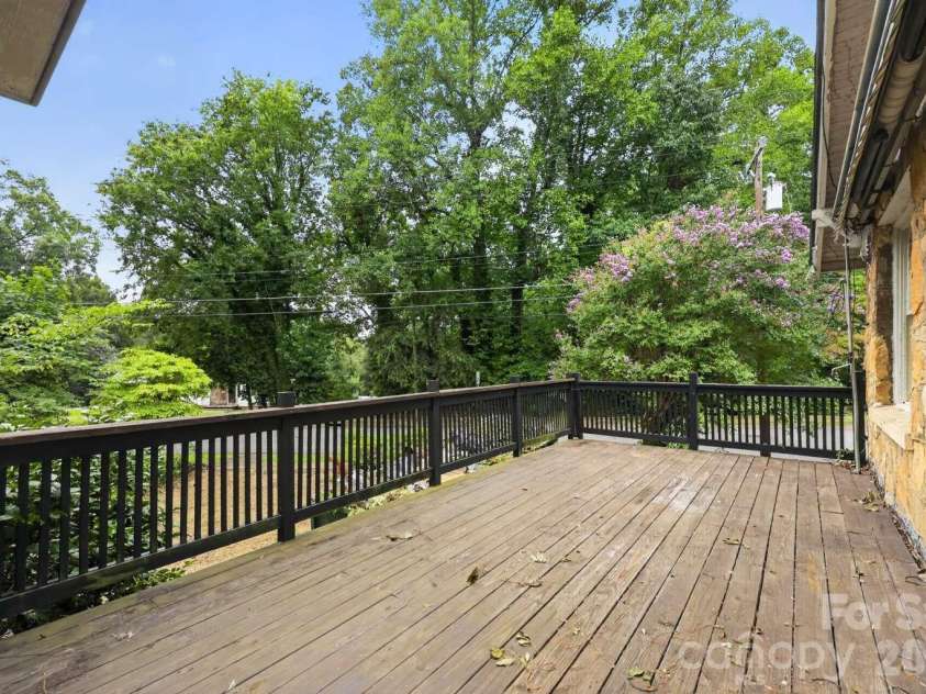 506 5th Avenue, Hickory, NC 28602.  MLS# CAR4421563, YatesRealty ID 51441. 