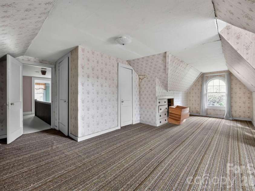 506 5th Avenue, Hickory, NC 28602.  MLS# CAR4421563, YatesRealty ID 51441. 