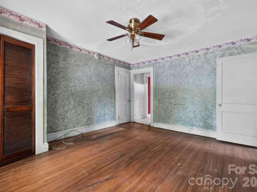 506 5th Avenue, Hickory, NC 28602.  MLS# CAR4421563, YatesRealty ID 51441. 