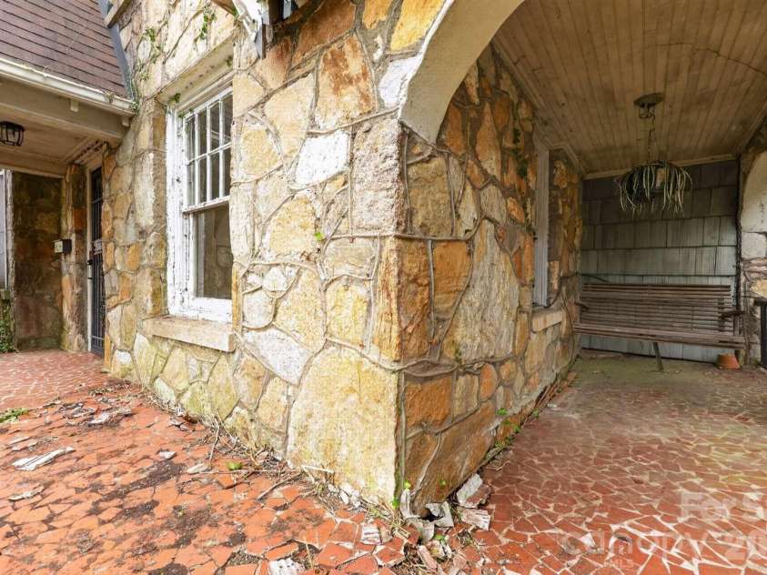 506 5th Avenue, Hickory, NC 28602.  MLS# CAR4421563, YatesRealty ID 51441. 
