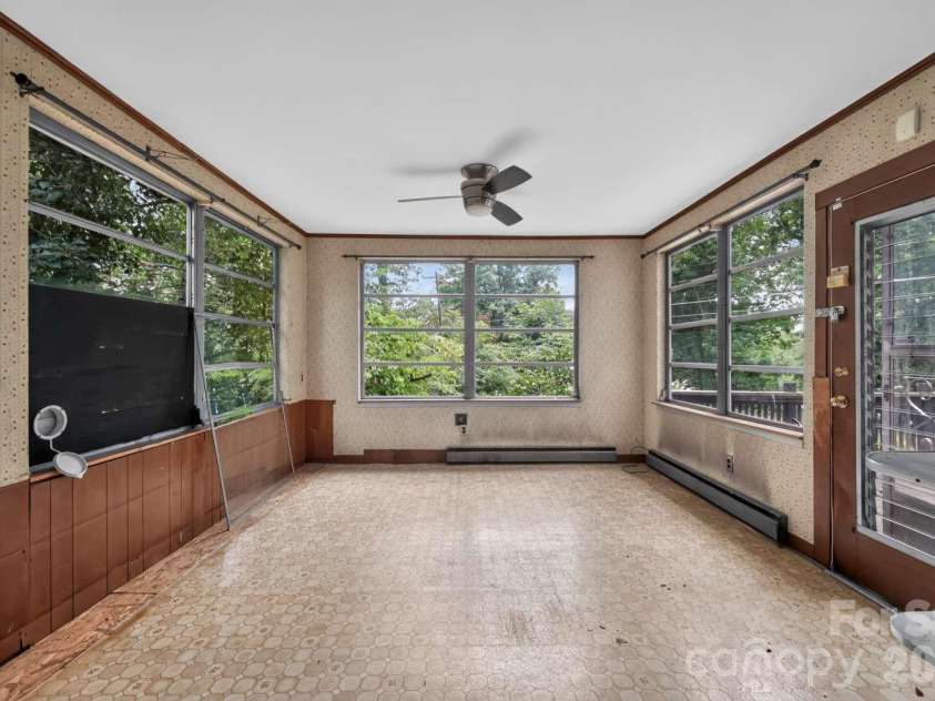 506 5th Avenue, Hickory, NC 28602.  MLS# CAR4421563, YatesRealty ID 51441. 