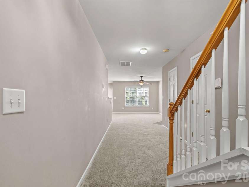 4717 Grier Farm Lane, Charlotte, NC 28270.  MLS# CAR4423441, YatesRealty ID 51445. Bright entry