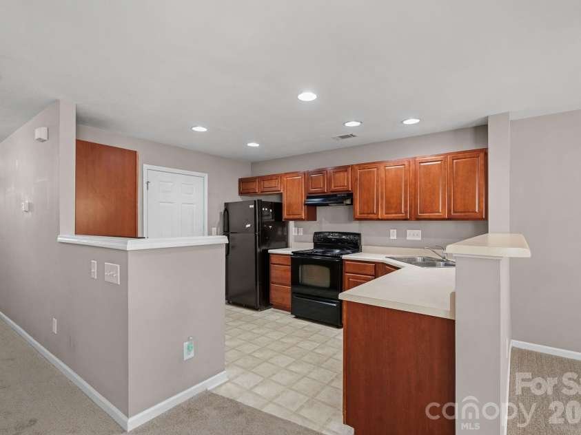 4717 Grier Farm Lane, Charlotte, NC 28270.  MLS# CAR4423441, YatesRealty ID 51445. Spacious Kitchen