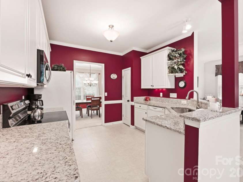 10018 Glencrest Drive, Huntersville, NC 28078.  MLS# CAR4424147, YatesRealty ID 51447. 