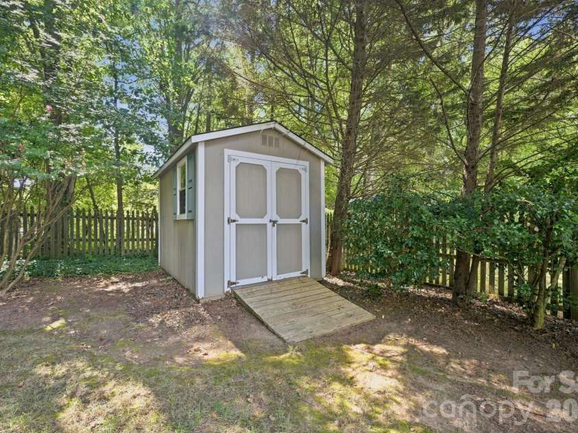 10018 Glencrest Drive, Huntersville, NC 28078.  MLS# CAR4424147, YatesRealty ID 51447. 