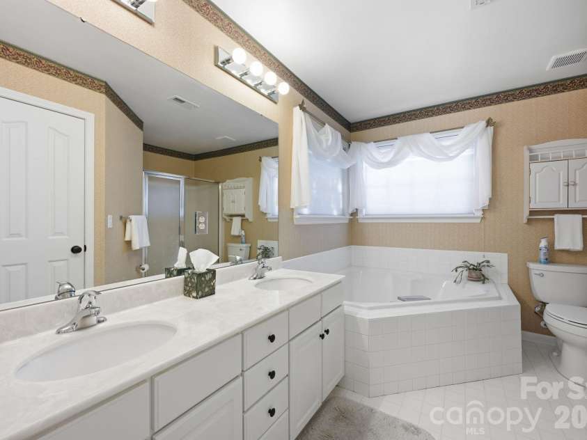 10018 Glencrest Drive, Huntersville, NC 28078.  MLS# CAR4424147, YatesRealty ID 51447. Primary Bath