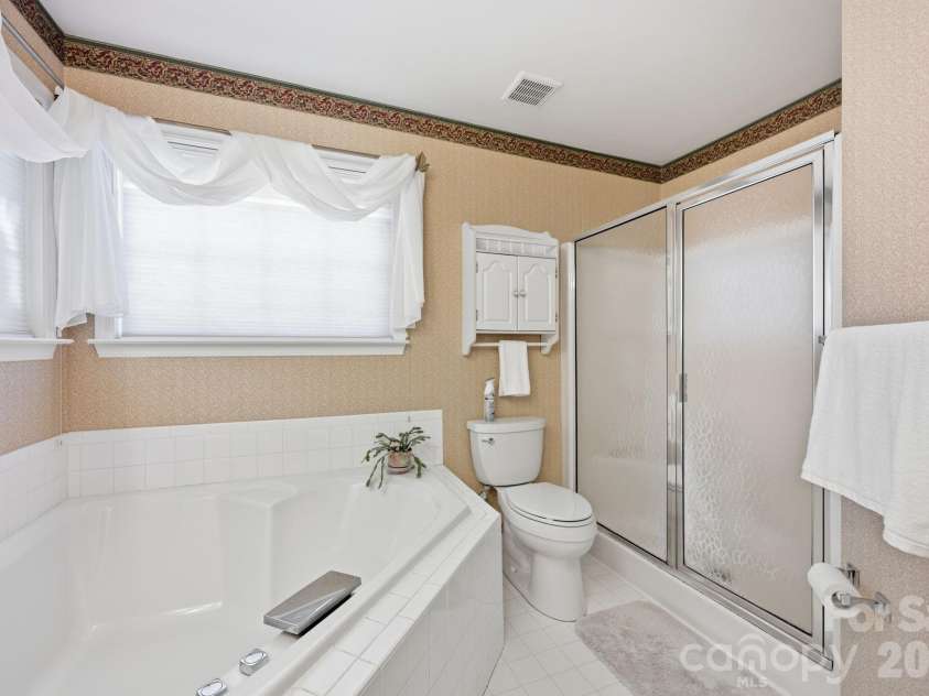 10018 Glencrest Drive, Huntersville, NC 28078.  MLS# CAR4424147, YatesRealty ID 51447. Primary Bath